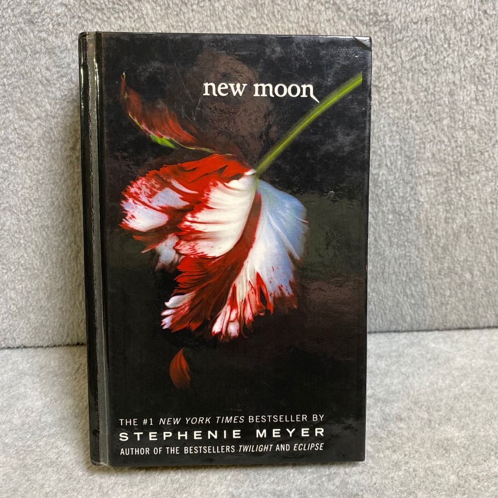 Stephenie Meyer New Moon Book 2 Twilight Saga Hardcover Vampire Novel *FLAW